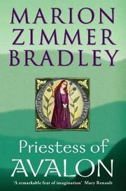 Front cover of Priestess of Avalon by Marion Zimmer Bradley