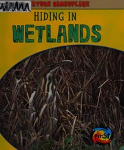 Front cover of Hiding in wetlands by Deborah Underwood