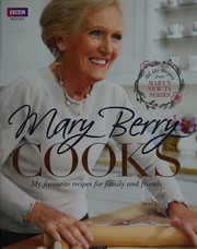 Front cover of Mary Berry Cooks by Mary Berry