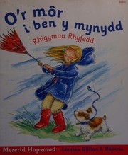 Cover of O'r môr i ben y mynydd by Mererid Hopwood