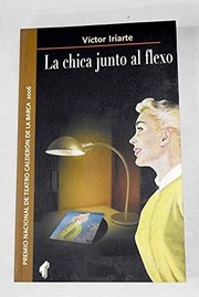 Front cover of La chica junto al flexo by Víctor Iriarte
