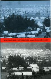 Front cover of The battlefield photographer by Carmine Sarracino