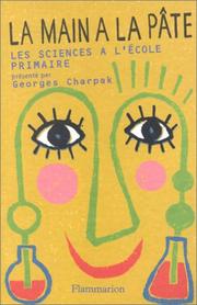Front cover of La main à la pâte. Histoire des sciences à l'école primaire by Charpak Georges