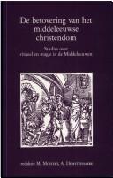 Front cover of De betovering van het middeleeuwse christendom by Marco Mostert