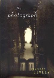 Front cover of The photograph by Penelope Lively