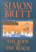 Front cover of The body on the beach by Simon Brett