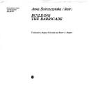 Front cover of Building the barricade by Anna Świrszczyńska
