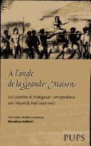Front cover of A l'angle de la grande maison by Nivoelisoa Galibert