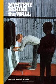 Front cover of Mystery Behind the Wall by Gertrude Chandler Warner