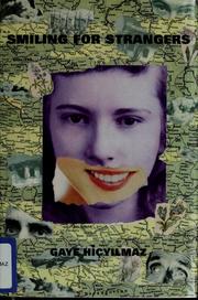 Front cover of Smiling for strangers by Gaye Hiçyılmaz
