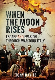 Cover of When the moon rises by Tony Davies